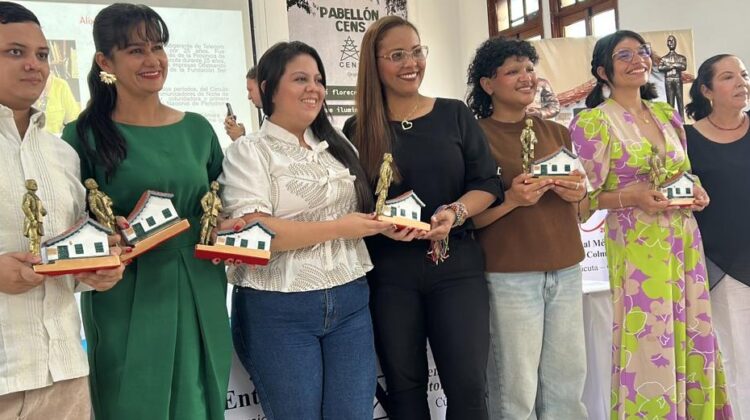 Johan Rojas, ganador de la categoría Fotografía (La Nación de Huila); Janice Guerrero Arévalo, ganadora de la categoría televisión (Centro Regional de Medios); Marina Ramírez y Keila Vílchez, ganadoras de la categoría medios digitales (La Opinión); Linda Alejandra Argel, ganadora de la categoría tesis de grado (Universidad de Pamplona); Karen Jaimes, ganadora de la categoría cine documental y Alix Marina Ojeda, quien recibió el Premio al Mérito Periodístico Eustorgio Colmenares Baptista. La ceremonia se cumplió en el marco de la Fiesta del Libro, en la Biblioteca Pública Julio Pérez Ferrero que dirige Julio García Herreros.