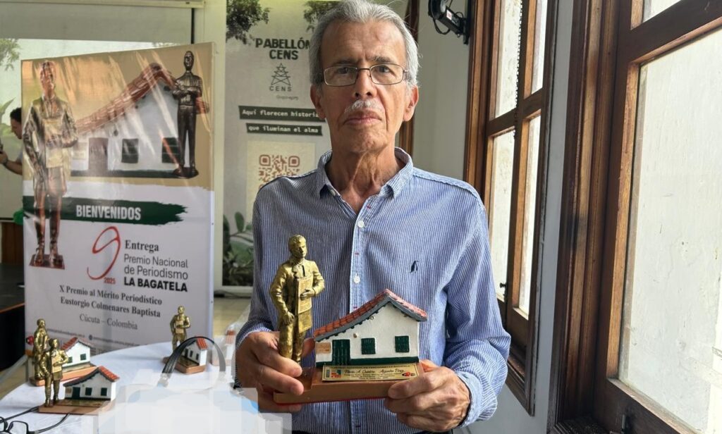 Salvador Albarracín se ha convertido en el escultor insigne de las réplicas casa museo La Bagatela y Antonio Nariño, reconocimientos que se entregan para exaltar a los mejores trabajos periodísticos que compiten en ocho categorías y al Mérito Periodístico Eustorgio Colmenares Baptista, organizado por la Fundación Premio Nacional de Periodismo La Bagatela.
En esta novena versión el escultor de Chinácota aportó su experiencia fundiendo en fibra de vidrio y resina la casa museo La Bagatela con la que se premió a Duván Felipe Jaimes en la categoría Prensa; a Deivi Safadi Pupo, en Caricatura; a Keila Vílchez y Marina Ramírez, en Medios Digitales; a Alejandro Pérez y María Angélica Quintero, en Radio; a Janice Guerrero, en Televisión; a Karen Jukieth Jaimes, en Cine, a Johan Eduardo Rojas López, en Fotografía y a Linda Argel, Andrés Cano y Miguel Pineda en la categoría Tesis de Grado.
Y Alix Marina Ojeda Álvarez recibió la estatuilla de Antonio Nariño como Premio al Mérito Periodístico Eustorgio Colmenares Baptista.
Salvador Albarracín regresó a su pueblo natal Chinácota en 2004 y en su casa abrió el taller en donde plasma figuras cotidianas que le dan vida al campo como son esos hombres que a pleno sol se dedican al cultivo y los demás quehaceres que hacen florecer a ese municipio turístico.
Su afición por el arte empezó desde muy niño y cualquier material que caía en sus manos lo transformaba inclinándose, mas tarde, por la Arquitectura. Sin embargo, después de viajar a Bogotá terminó estudiando Relaciones Internacionales en la Universidad Jorge Tadeo Lozano y posteriormente cuatro años de Abogacía en la Universidad Libre.
Desde hace nueve años se comprometió con la Fundación Premio Nacional de Periodismo a esculpir las esculturas que cada año le va dando un toque de perfección con los originales.
En la Biblioteca Pública Julio Pérez Ferrero, donde se cumplió la ceremonia de la entrega de los Premios La Bagatela, el sábado 6 de septiembre de 2025, Salvador Albarracín destacó que la casa museo La Bagatela “es una muestra histórica colombiana y en ese sentido es la expresión más propia de Norte de Santander con la Constitución de 1821”.
“Me siento orgulloso de poder contribuir con este galardón para los Premios de Periodismo La Bagatela”.
