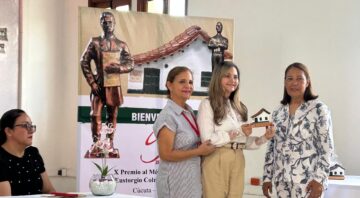 Celmira Figueroa y Patricia Giraldo entregaron un reconocimiento a la Gobernación que recibió Martha María Reyes, secretaria de Cultura.