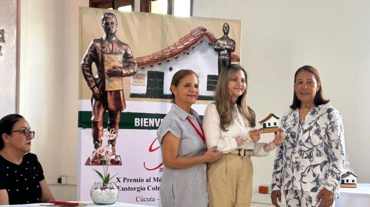 Celmira Figueroa y Patricia Giraldo entregaron un reconocimiento a la Gobernación que recibió Martha María Reyes, secretaria de Cultura.